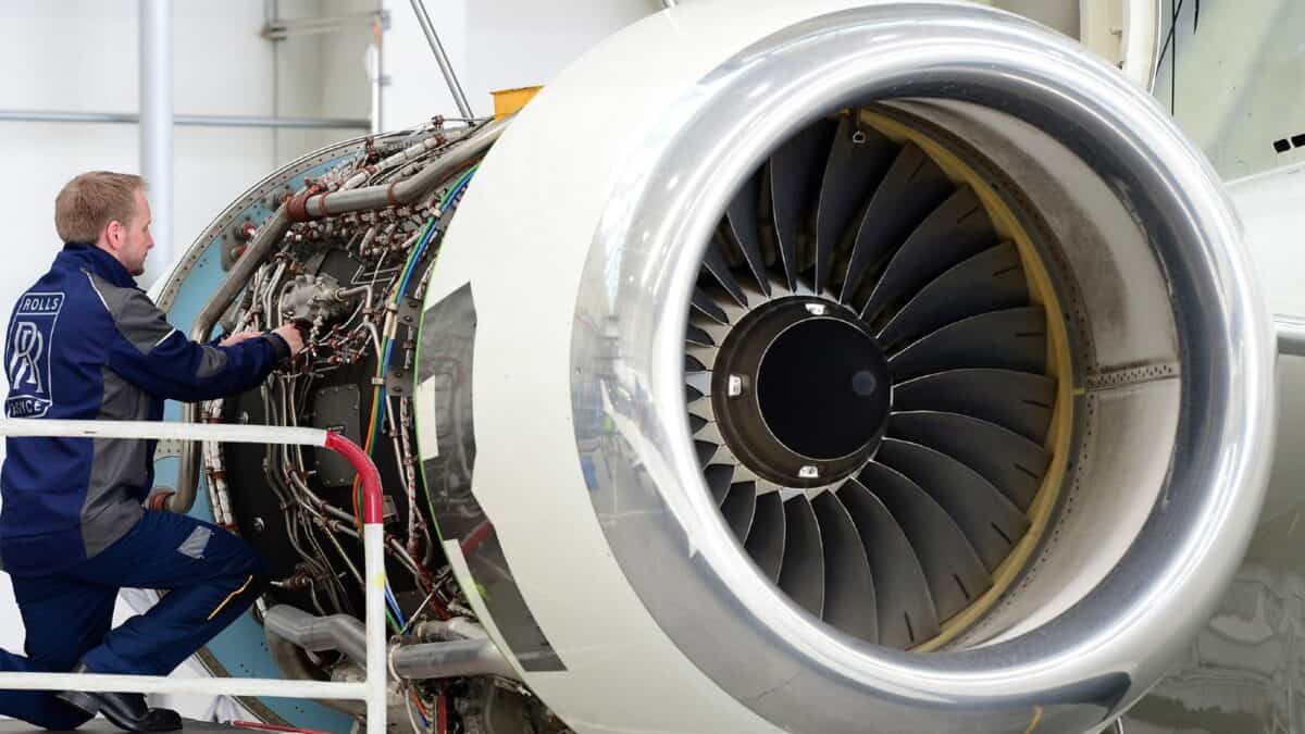 Rolls royce engineer 1200x675.jpg