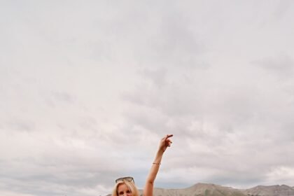 Mother hustler roller sneak jeans paired with denim cinq a sept blazer in telluride colorado 7.jpg