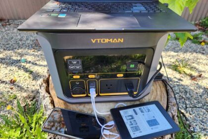 Vtoman flashsspeed 600 chrging laptop phone and kindle wide .jpg