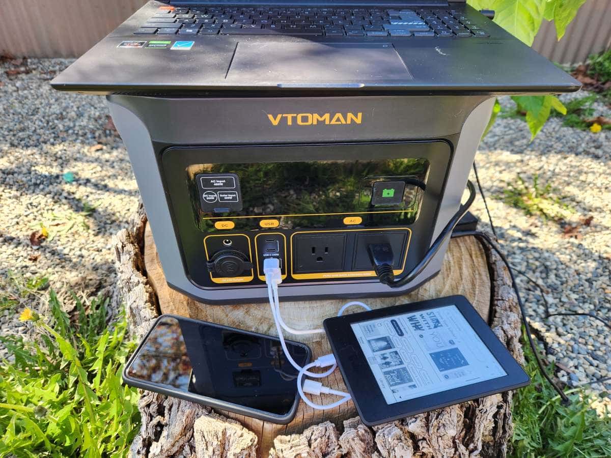 Vtoman flashsspeed 600 chrging laptop phone and kindle wide .jpg