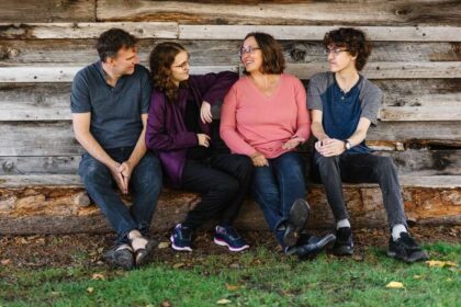 Vacation photographer famliy photo in kelowna bc by flytographer.jpg