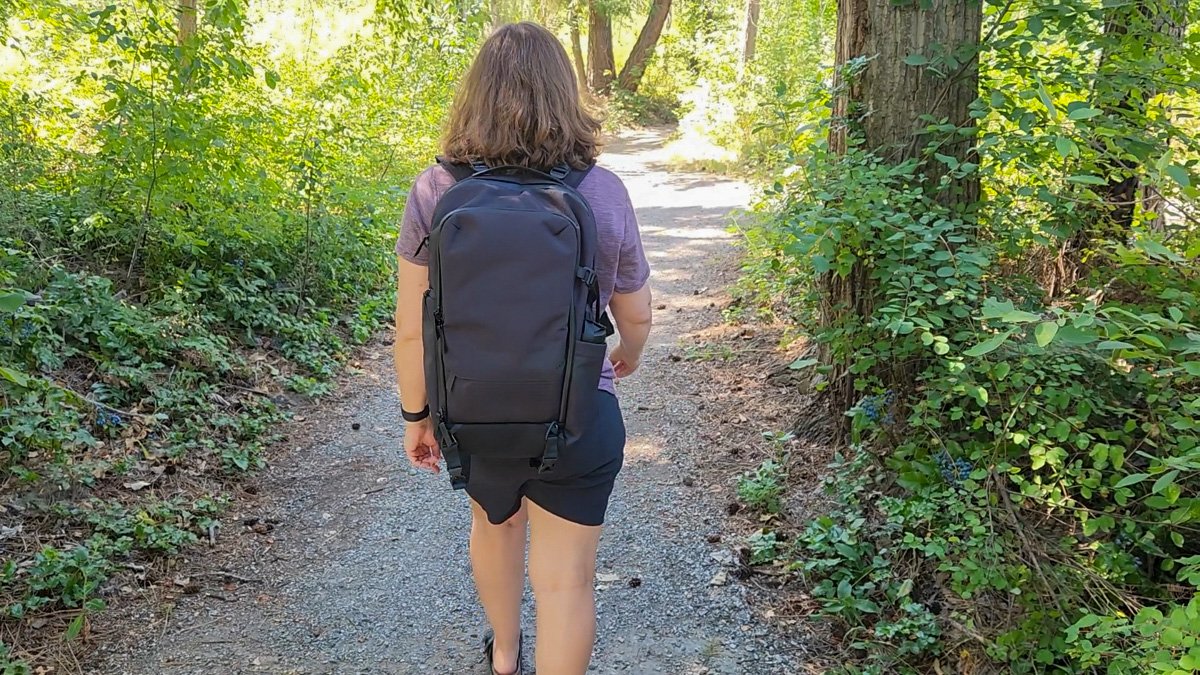 Alpaka elements backpack in the park .jpg