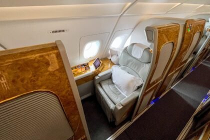 20220930 emirates a380 first class erosen emirates a380 first class side seat other side 91.jpg