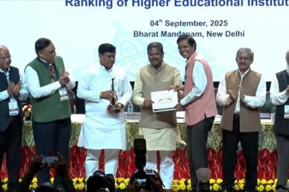 Prof.20v.20kamakoti20director20iit20madras20receiving2020nirfc2a02025c2a0trophy.jpg