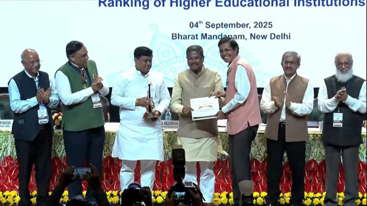 Prof.20v.20kamakoti20director20iit20madras20receiving2020nirfc2a02025c2a0trophy.jpg