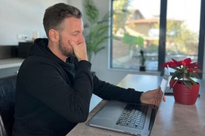 Working blogging laptop desktop computer 1.jpg