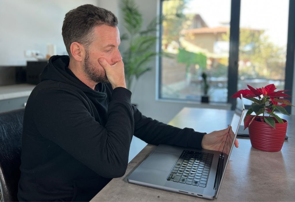 Working blogging laptop desktop computer 1.jpg