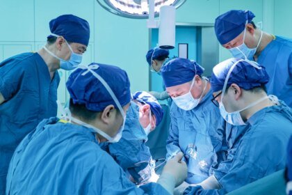 Surgeons perform pig kidney xenotransplant.jpg