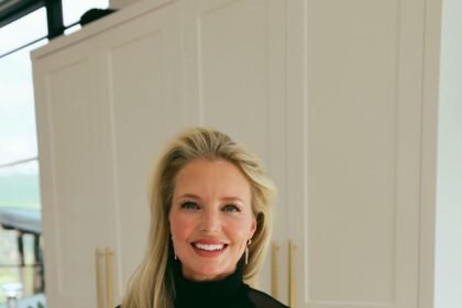 Rag bone logan wide leg jeans witb black turtleneck 4.jpg