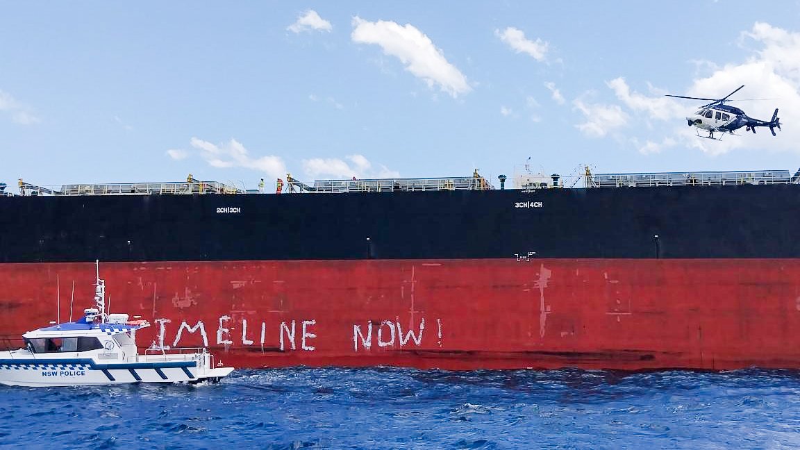 6e3c1d36 police arrive at coal ship yangze 16 where greenpeace activists were suspended in a 7 hour.jpeg