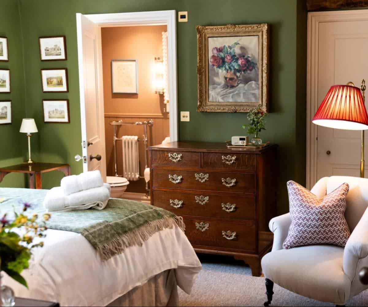 Kings Arms Hawkshead Charles room.jpg