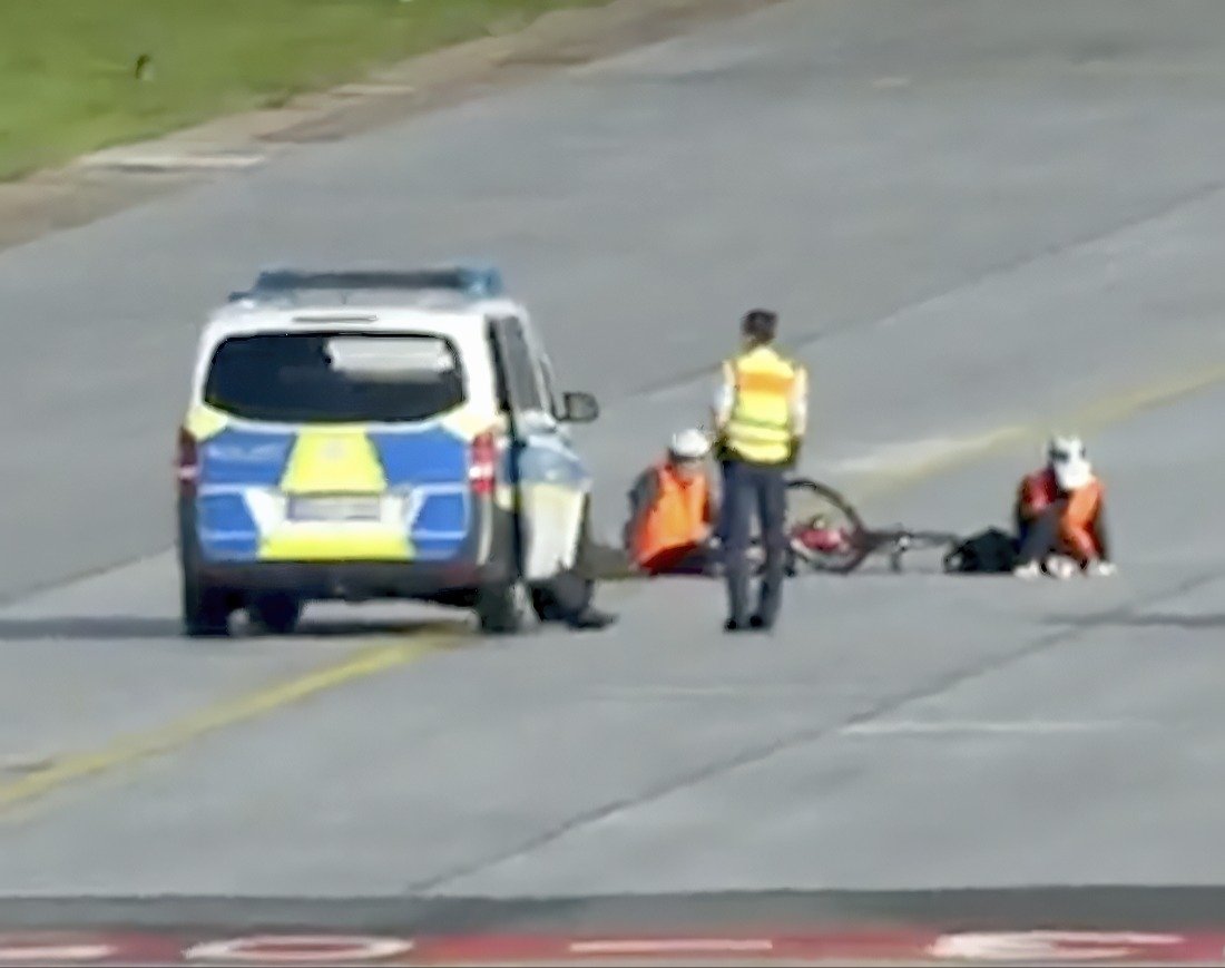 Activists Hamburg Airport 1100p.jpg
