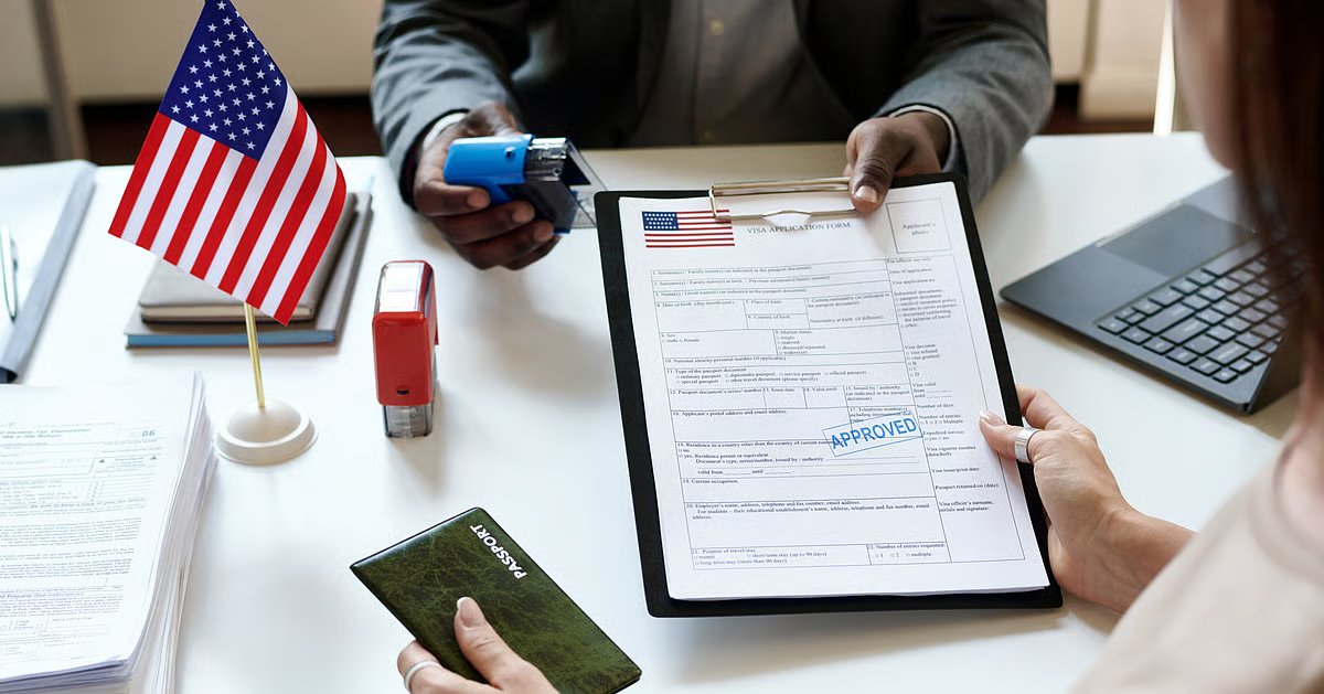 Bloombergquint2F2025 12 122Fh7uc7e742FUS visa.jpg