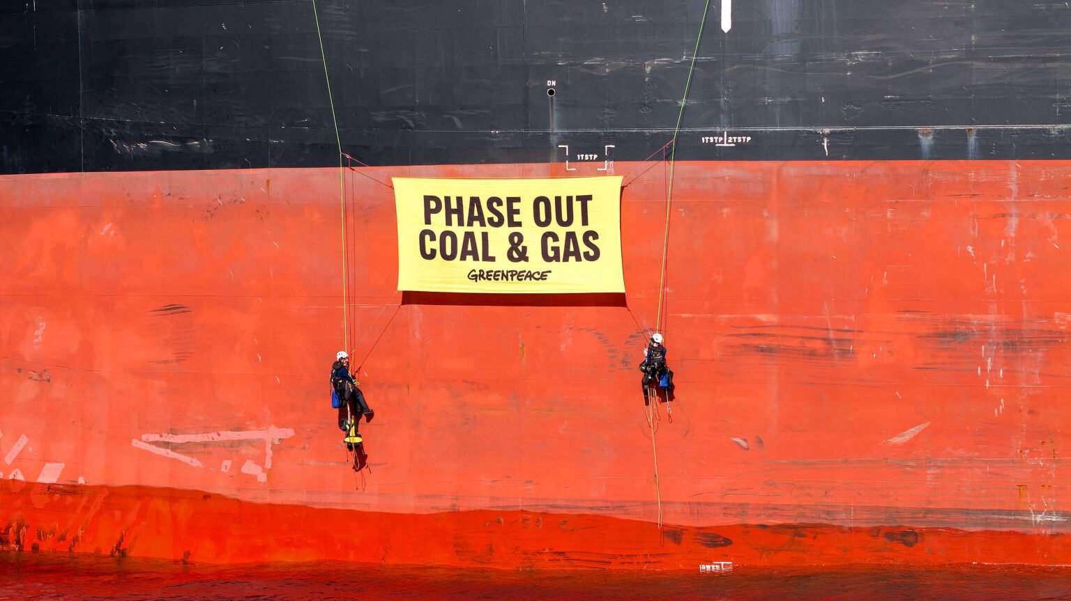 C359f8e9 greenpeace australia pacific activists have scaled and blocked a coal ship at rising tide.j.jpeg