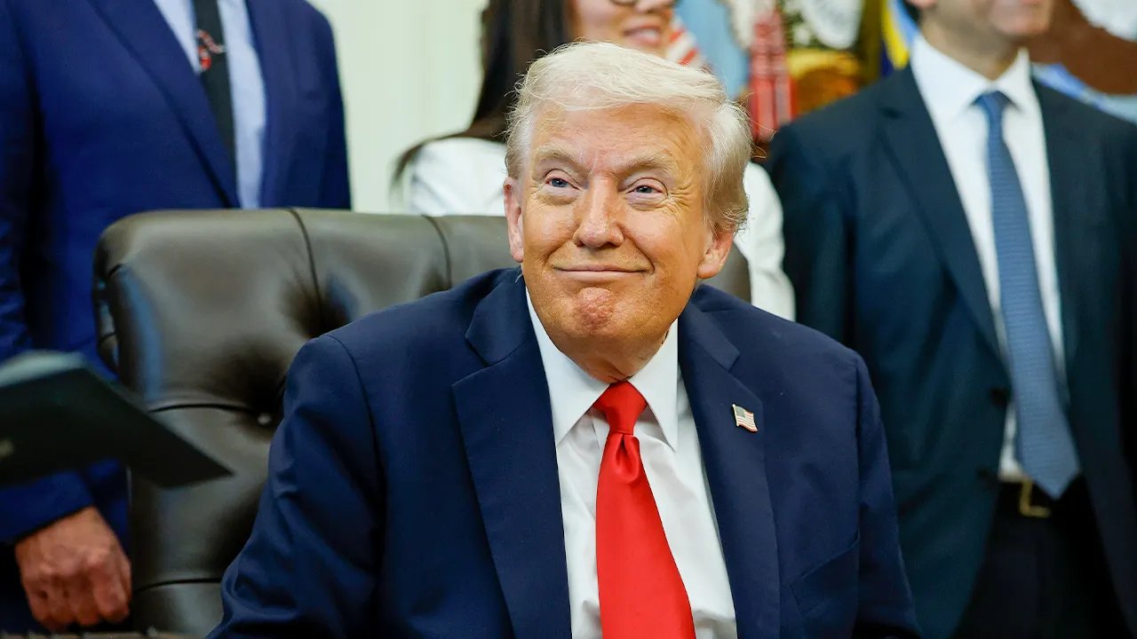 Donald trump smile oval office 1.jpg