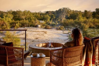 Londolozi sabi sand woman on viewing deck 940x627.jpg