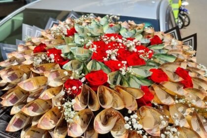 100 Thousand Money Bouquet.jpg