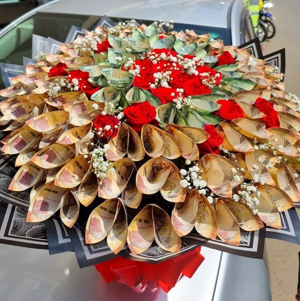 100 Thousand Money Bouquet.jpg