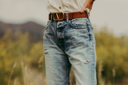 Baggy Jeans Moussy Vintage Lomita with Valentino brown belt 1.jpeg