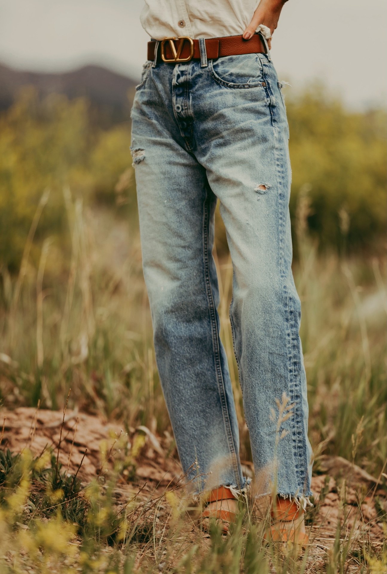 Baggy Jeans Moussy Vintage Lomita with Valentino brown belt 1.jpeg
