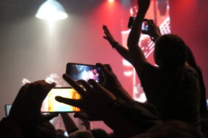 Smartphone concert.jpg