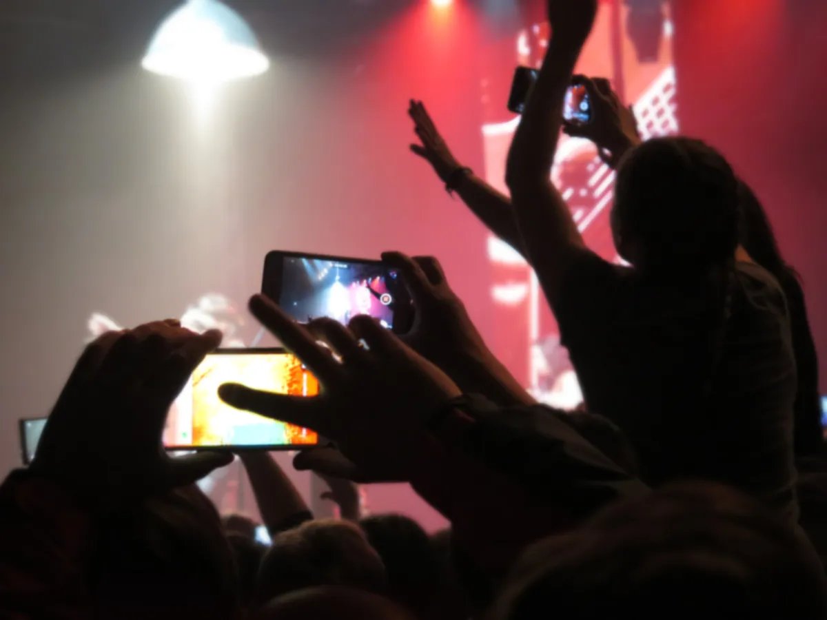 Smartphone concert.jpg