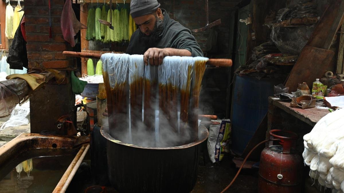 03 KASHMIR ECONOMY CRAFTS SGR 26 11 2025.JPG