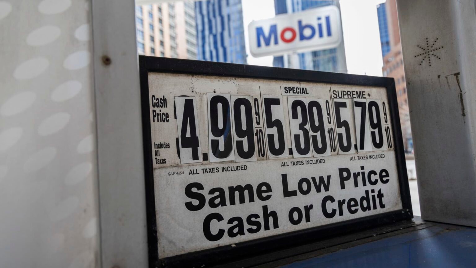 108280186 1773920549026 gettyimages 2266776420 hoen gasprice260318 np0T5.jpeg