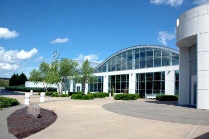 Mercedes benz alabama building.jpg