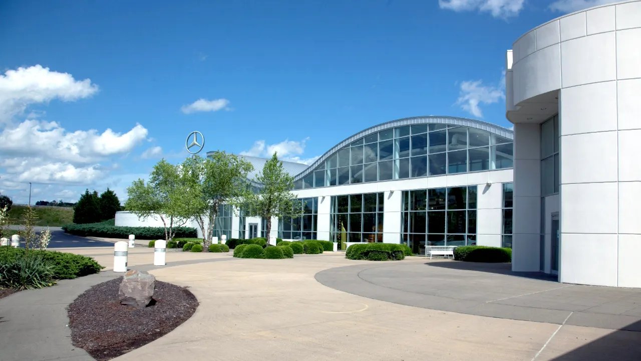 Mercedes benz alabama building.jpg