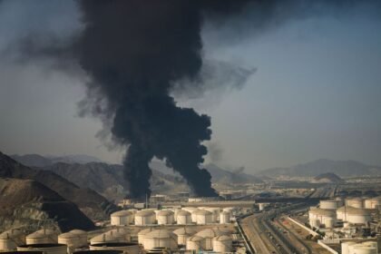Oil attack iran uae AP26078807353872.jpg