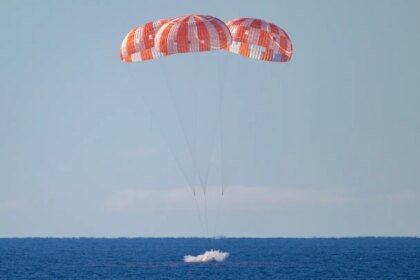 041026 LG artemis Fridaysplashdown main ac43ab.jpg