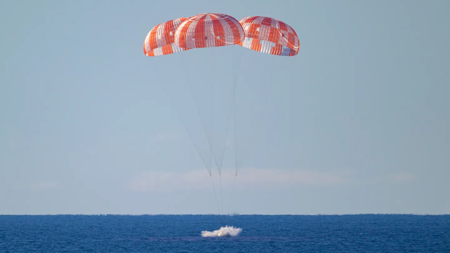 041026 LG artemis Fridaysplashdown main ac43ab.jpg