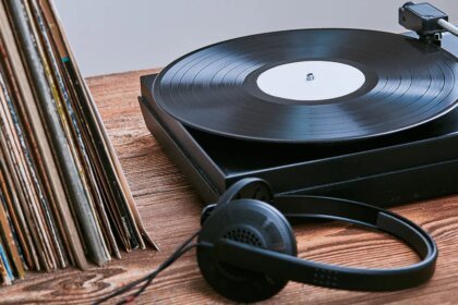 Record player turntable vinyl headphones GettyImages 2163788608 EyeEm Mobile GmbH cropped.jpg