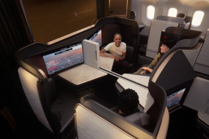 Boeing787 10siganturepluswithpassengers.jpg