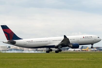 Delta airliner jet exhaust.jpg