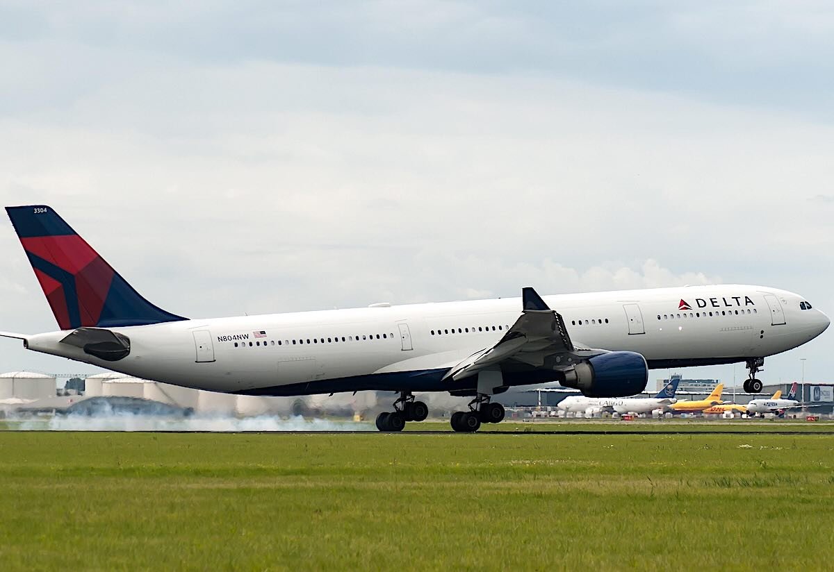 Delta airliner jet exhaust.jpg