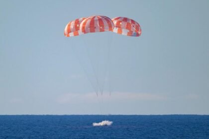 Nasa artemis2 splashdown 5920.jpg