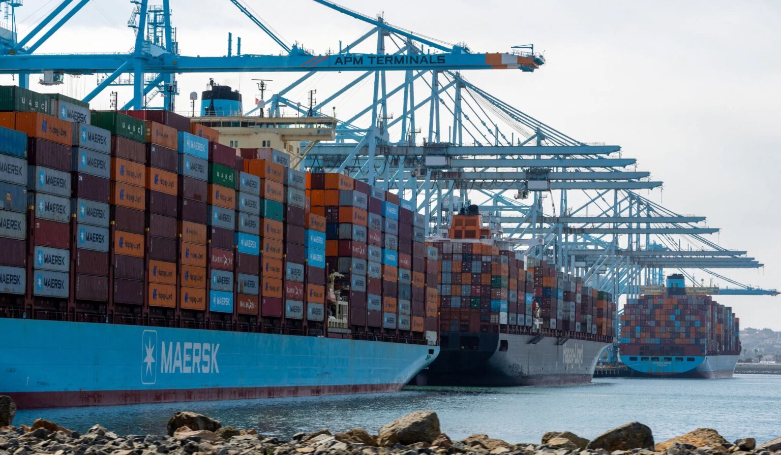 Port los angeles ships.jpg