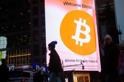 108239359 1765316609703 gettyimages 2250342442 US CRYPTO.jpeg